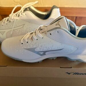Mizuno White and Gray Athletic Shoes